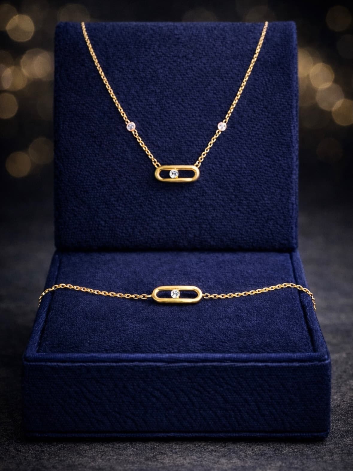 Collier et bracelet en or à maillon ovale serti, dans leur écrin