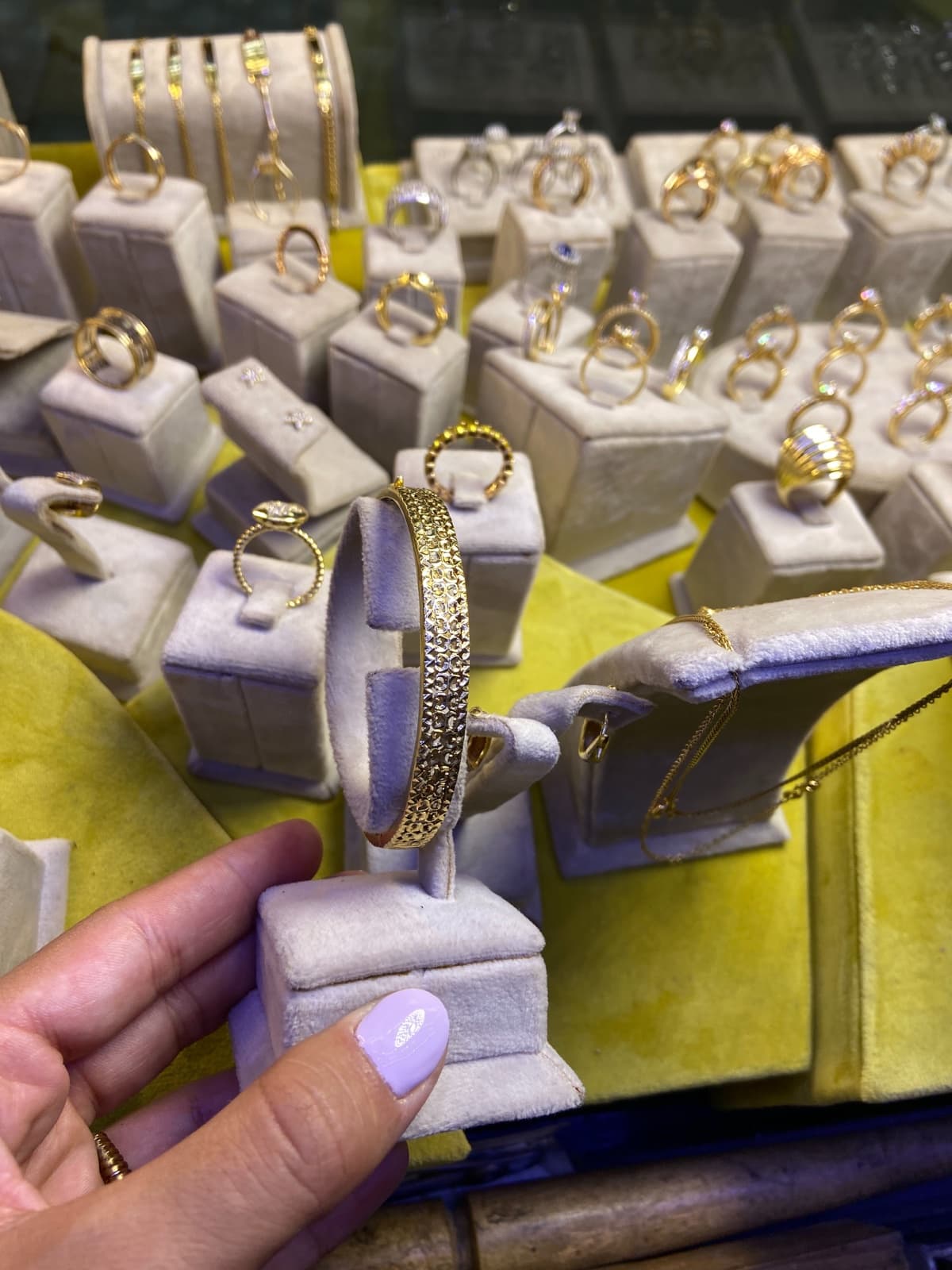 Vitrine de la boutique, bagues en or et diamants sur présentoirs